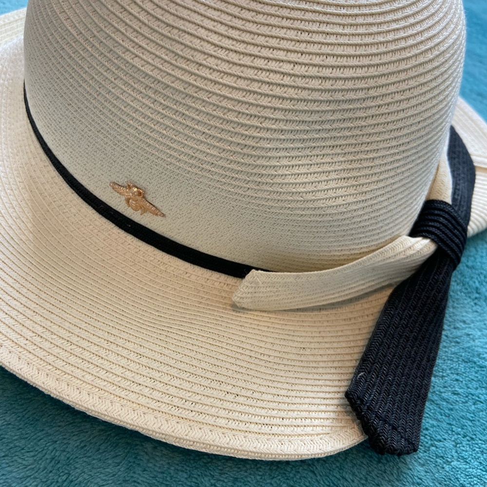 Cream  Straw Hat 👒 W/ Gold Bumblebee 🐝 2 Colors